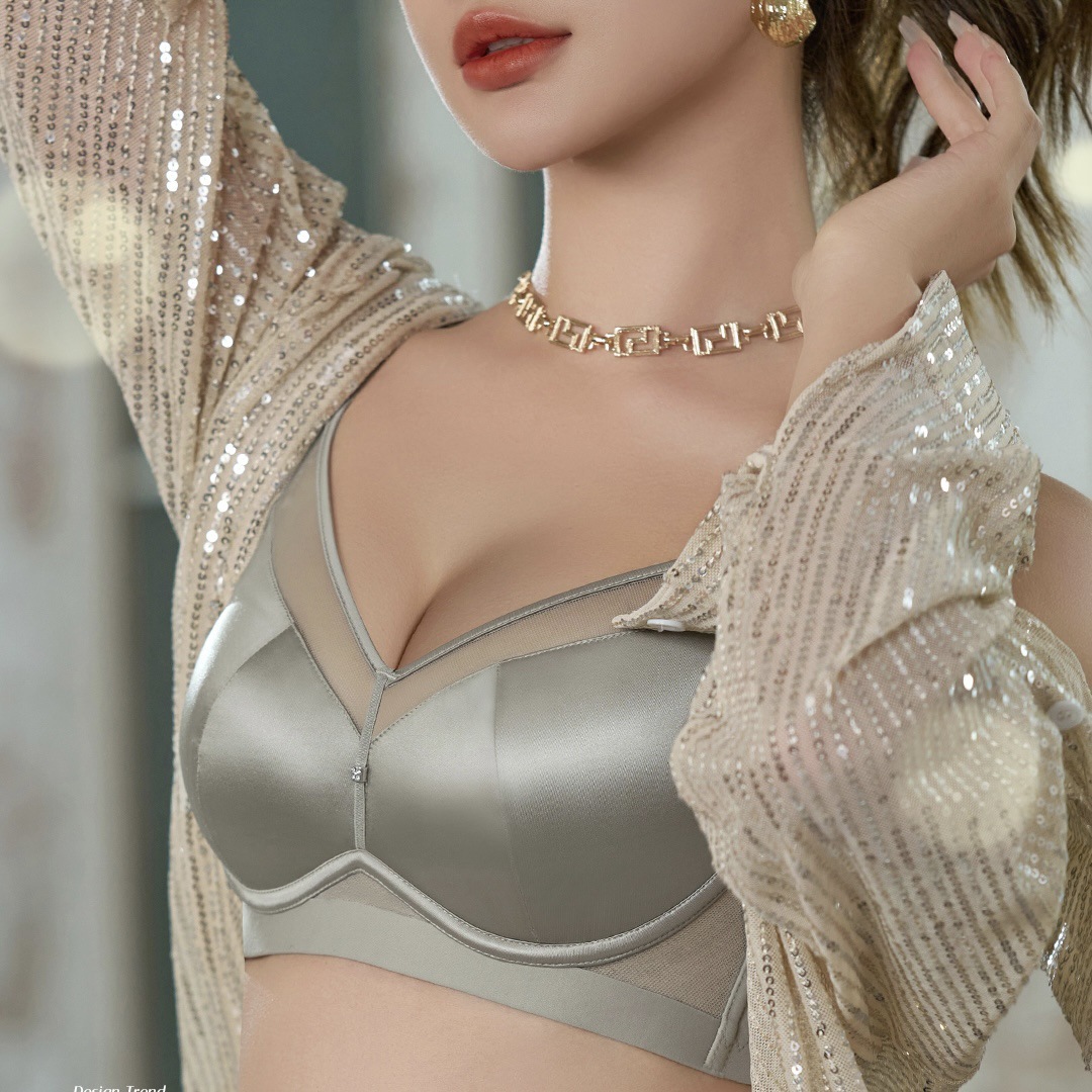 Soutien-gorge emboîtant sans armatures à bonnets préformés avec décolleté en tulle transparent et larges bretelles – Image 6
