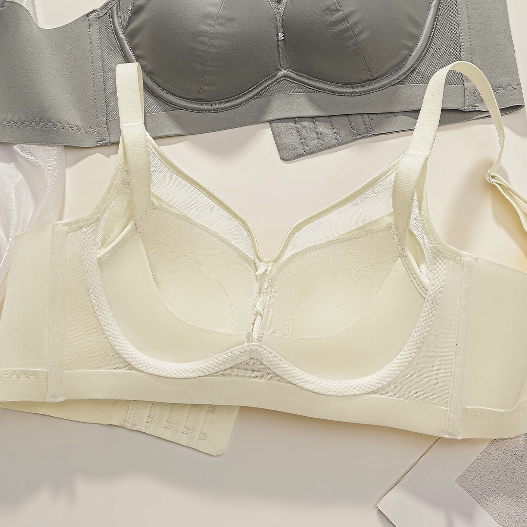 Soutien-gorge emboîtant sans armatures à bonnets préformés avec décolleté en tulle transparent et larges bretelles – Image 2