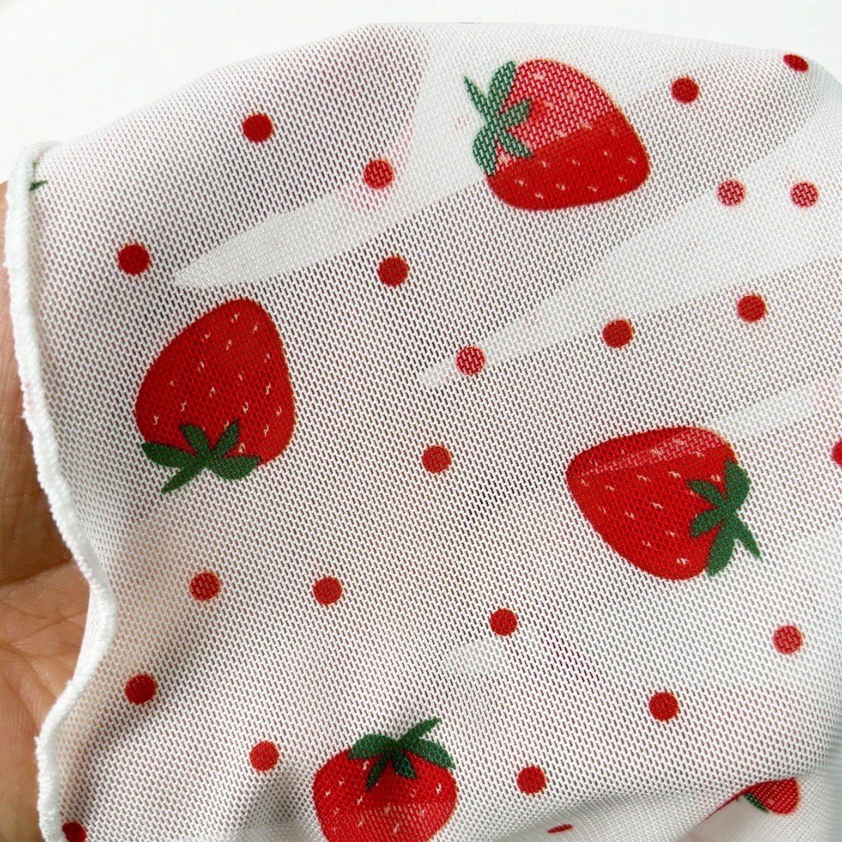 Pyjama short femme à imprimé fraises avec crop top à épaules dénudées, volants et nœuds rouges – Image 4
