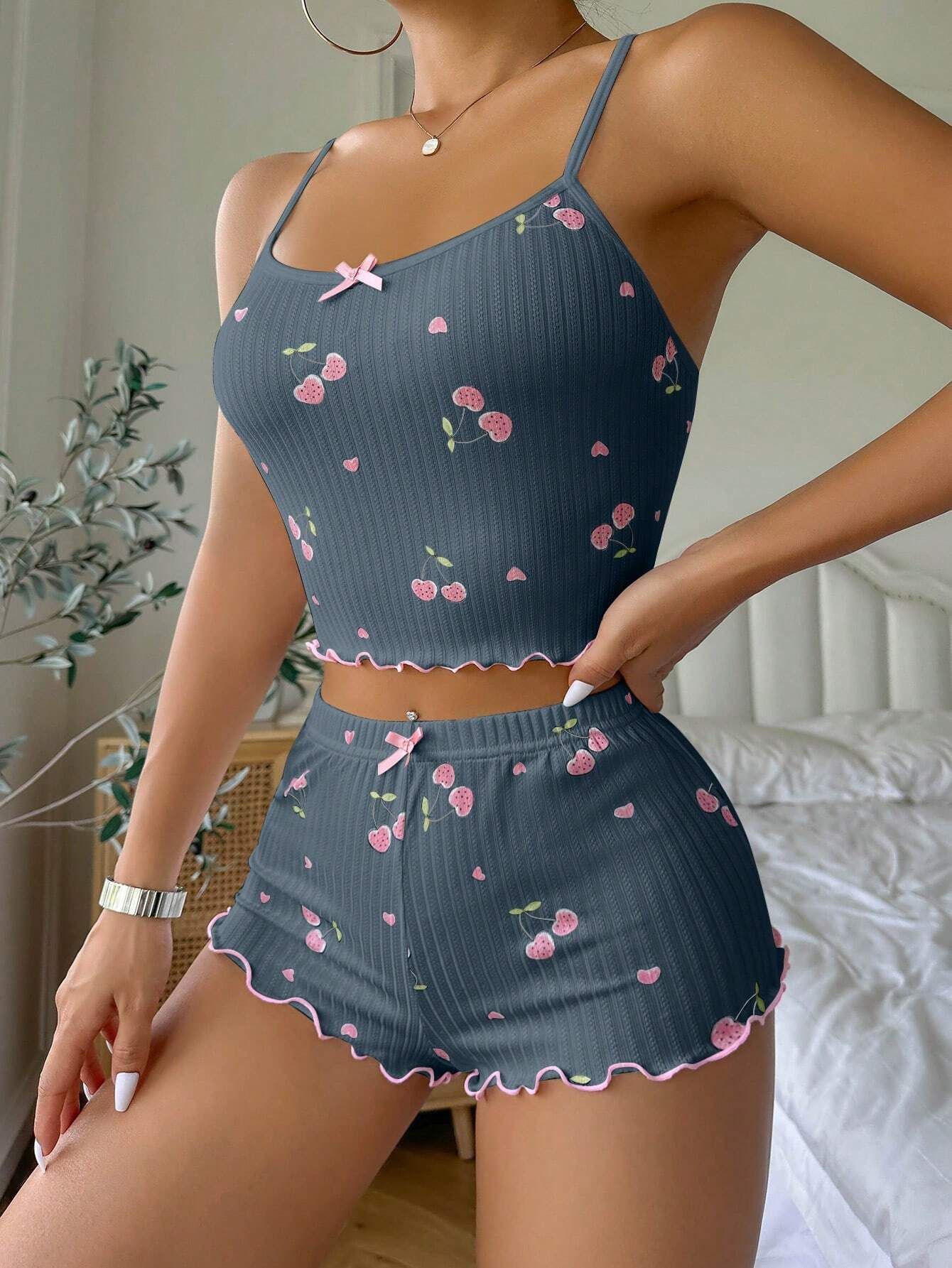 Pyjama short femme à imprimé cerises avec caraco à fines bretelles et bordures volantées – Image 8