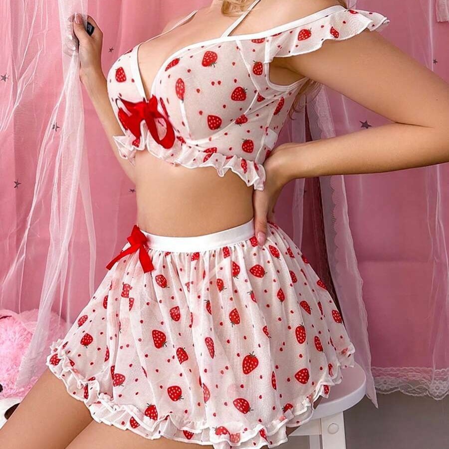 Pyjama short femme à imprimé fraises avec crop top à épaules dénudées, volants et nœuds rouges – Image 2