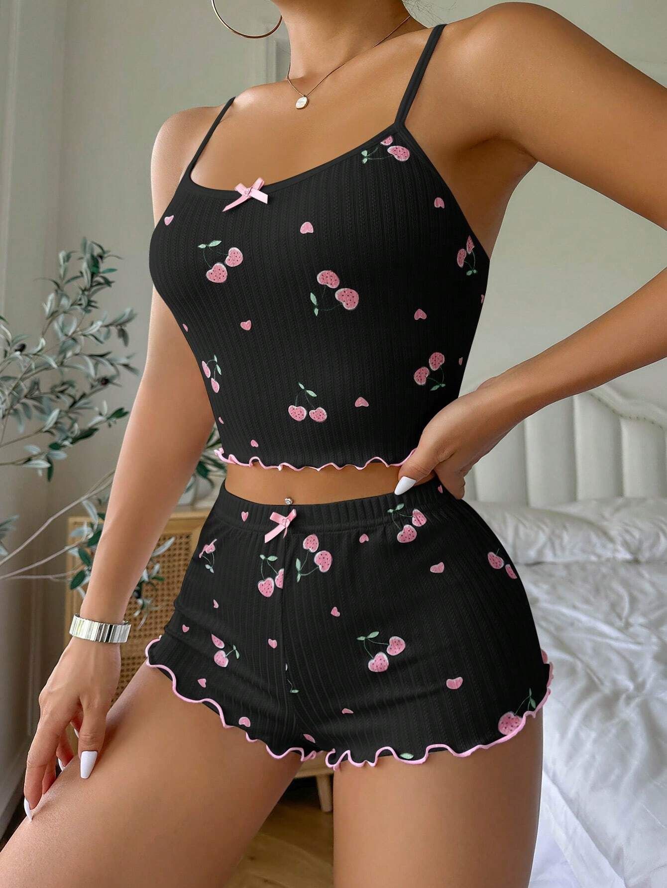 Pyjama short femme à imprimé cerises avec caraco à fines bretelles et bordures volantées – Image 5