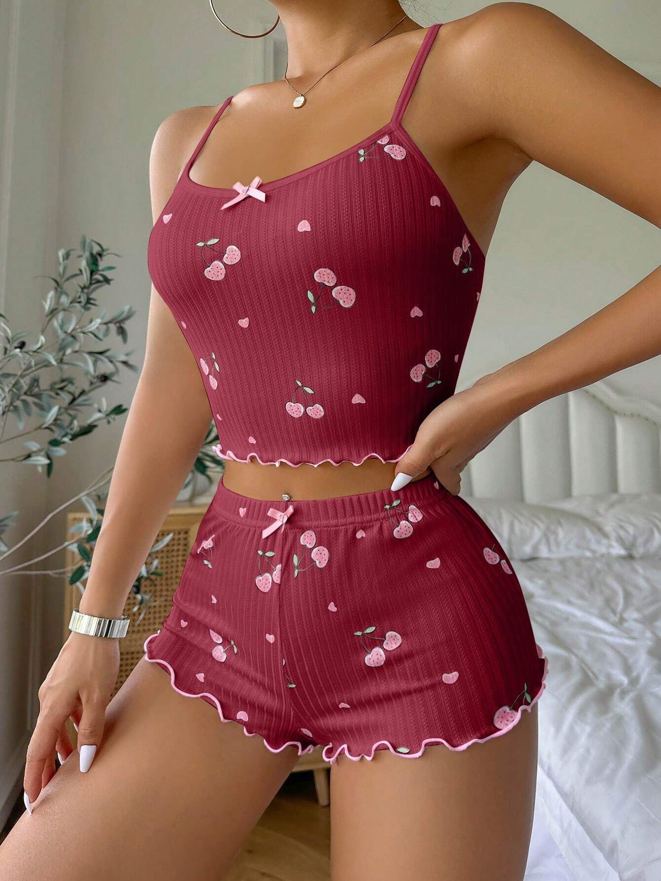 Pyjama short femme à imprimé cerises avec caraco à fines bretelles et bordures volantées – Image 7